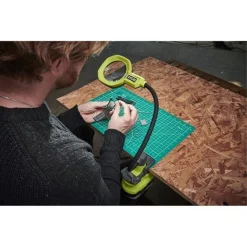 Увеличителна лампа Ryobi 4V с батерия 2.0 Ah и USB кабел