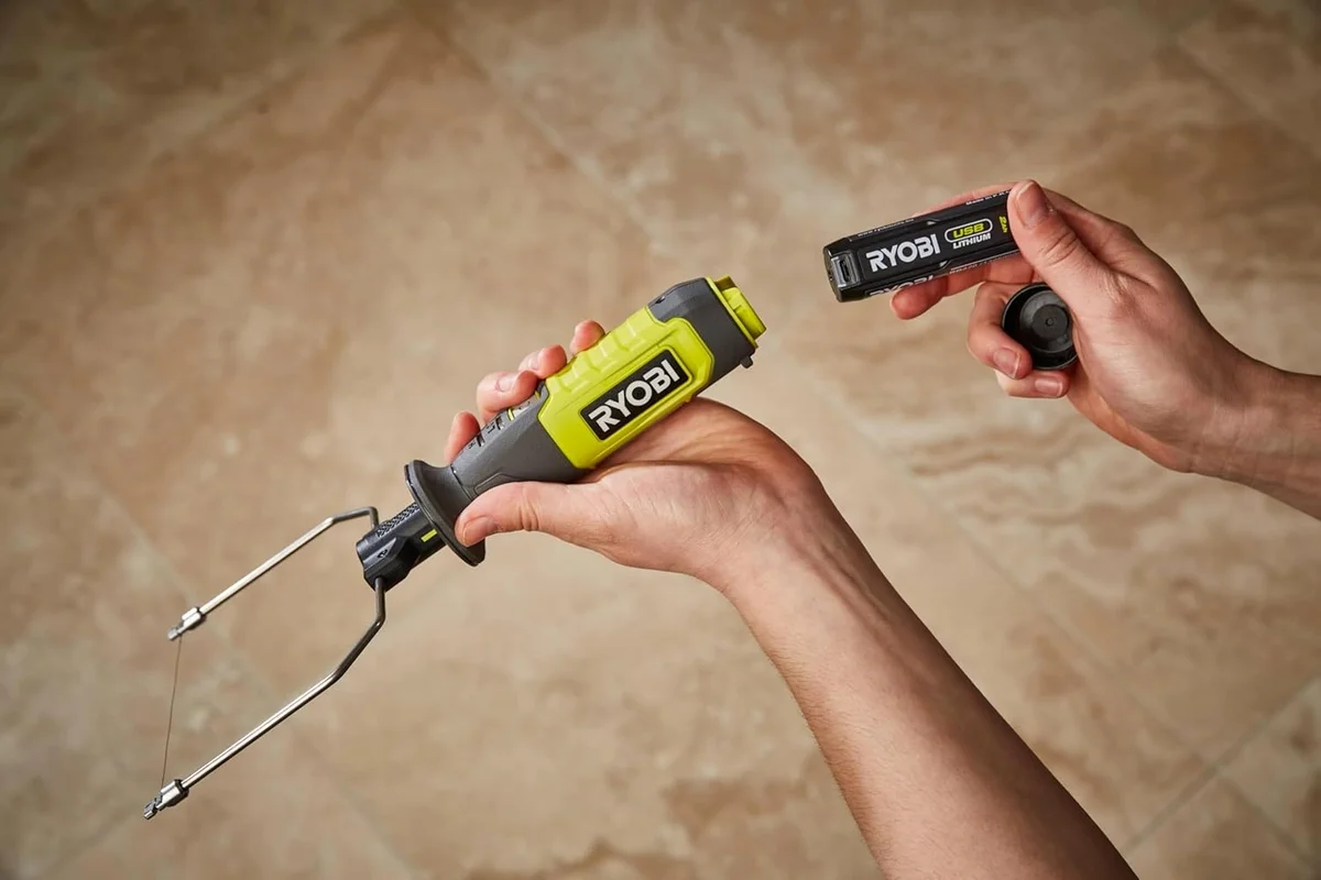 Уред за горещо рязане Ryobi 4V + батерия 2.0Аh и USB-C кабел Уред за горещо рязане Ryobi 4V + батерия 2.0Аh и USB-C кабел