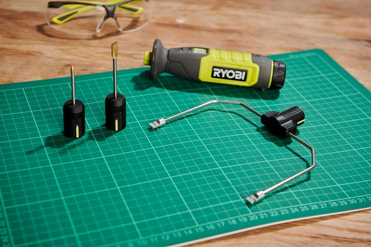 Уред за горещо рязане Ryobi 4V + батерия 2.0Аh и USB-C кабел Уред за горещо рязане Ryobi 4V + батерия 2.0Аh и USB-C кабел